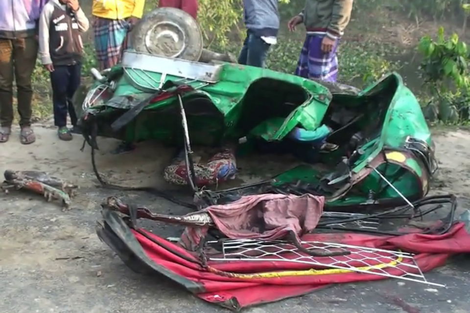 লক্ষ্মীপুরে ট্রাকচাপায় ৭ জনের মৃত্যু, ৬ জন একই পরিবারের