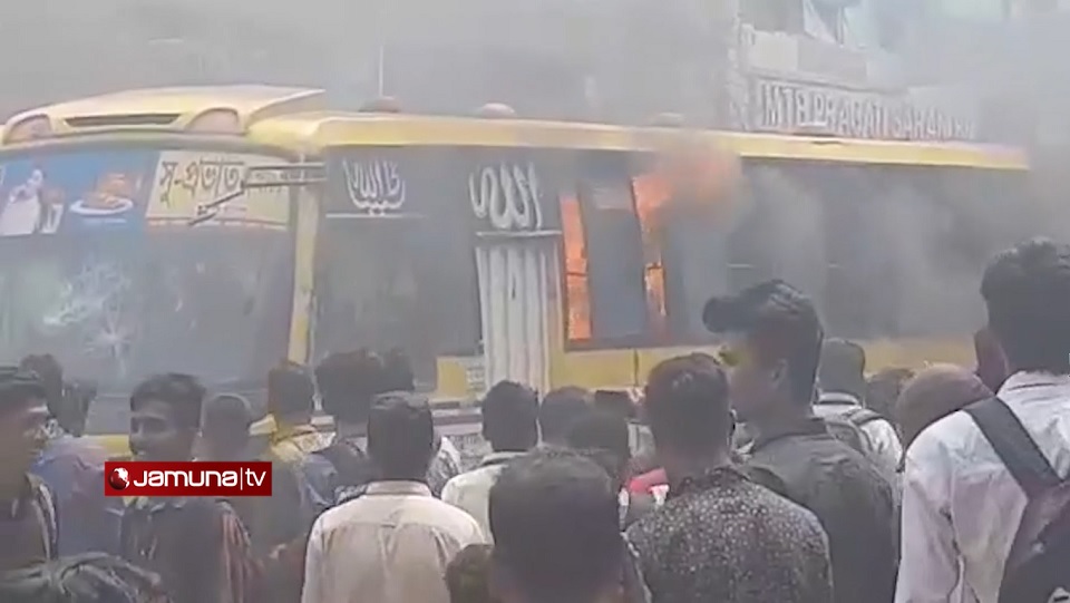 বাসচাপায় শিক্ষার্থী নিহত, প্রতিবাদে সড়ক অবরোধ-বাসে আগুন