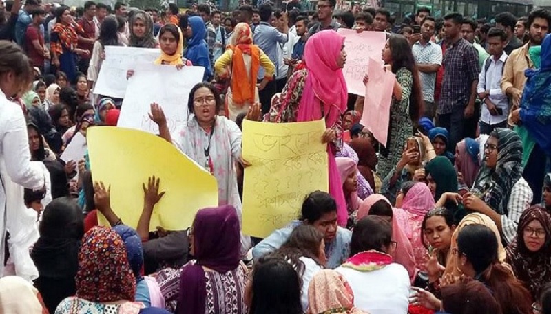 নিরাপদ সড়কের দাবিতে আজও রাজপথে শিক্ষার্থীরা