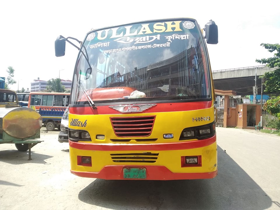 রাস্তার পাশে দাঁড়িয়ে থাকা বৃদ্ধাকে চাপা দিয়ে গেলো বাস