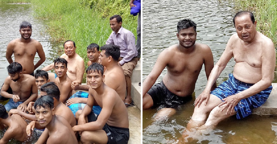 নেতাকর্মীদের নিয়ে সাঁতার কাটলেন মওদুদ