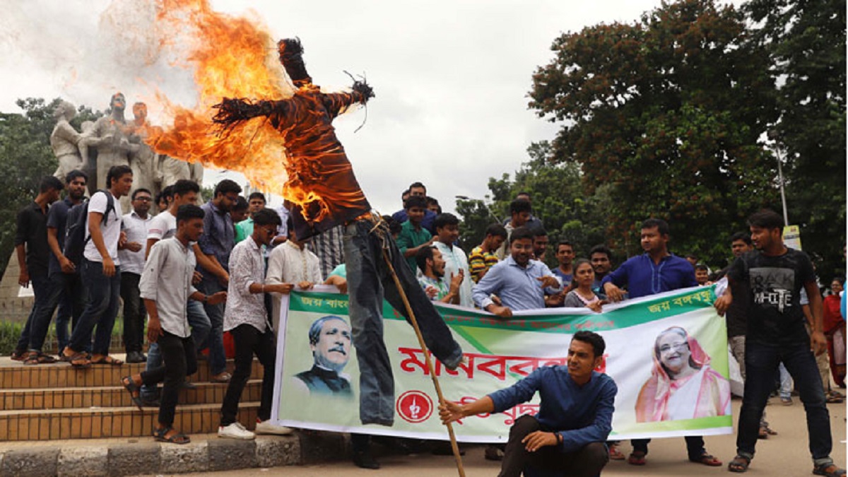 স্বাস্থ্যমন্ত্রী ও মেয়রদের কুশপুত্তলিকা দাহ, পদত্যাগ দাবি