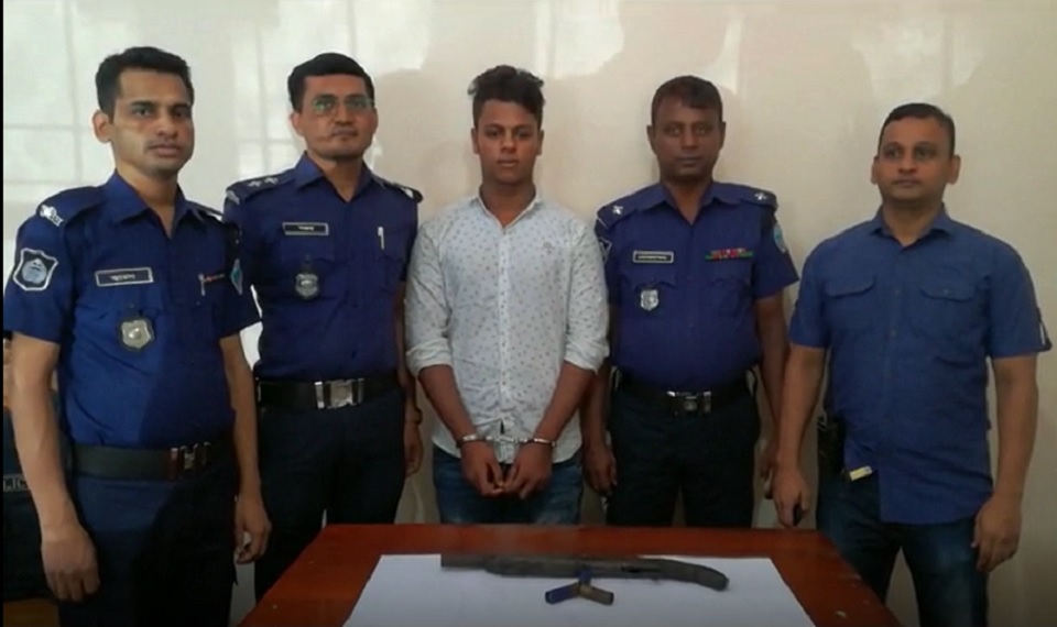 লক্ষ্মীপুরে অস্ত্রসহ যুবক আটক