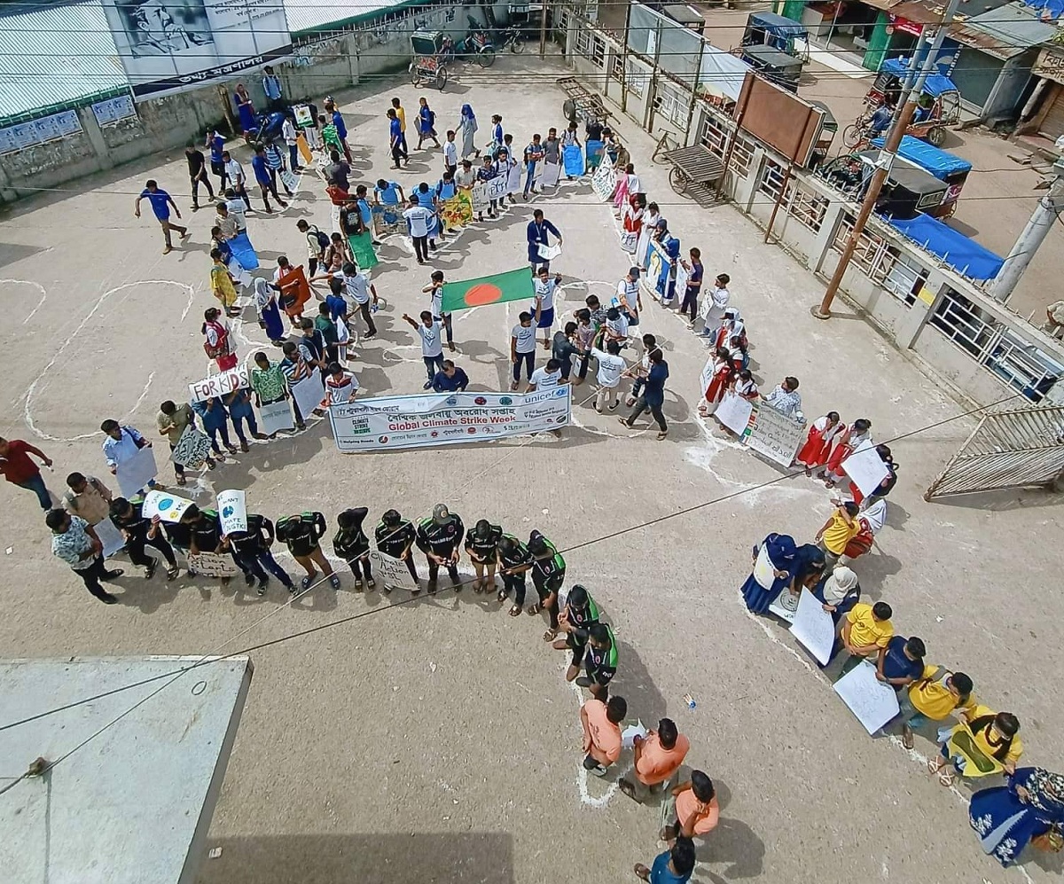 ‘ক্লাইমেট ইমারজেন্সি’র দাবিতে ধর্মঘট