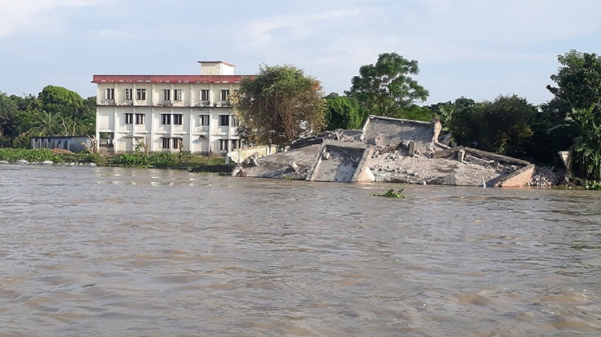 নদী ভাঙ্গনে স্বাস্থ্য কমপ্লেক্সসহ শতাধিক ঘর বাড়ি বিলীন