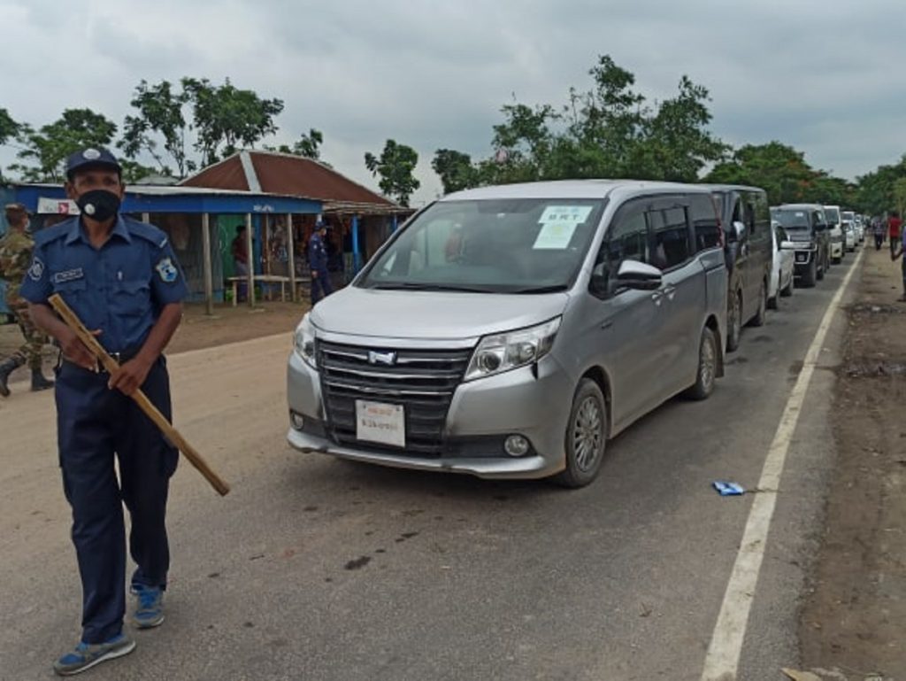 দৌলতদিয়া ঘাটে ঢাকামুখী যাত্রীদের চাপ বেড়েছে