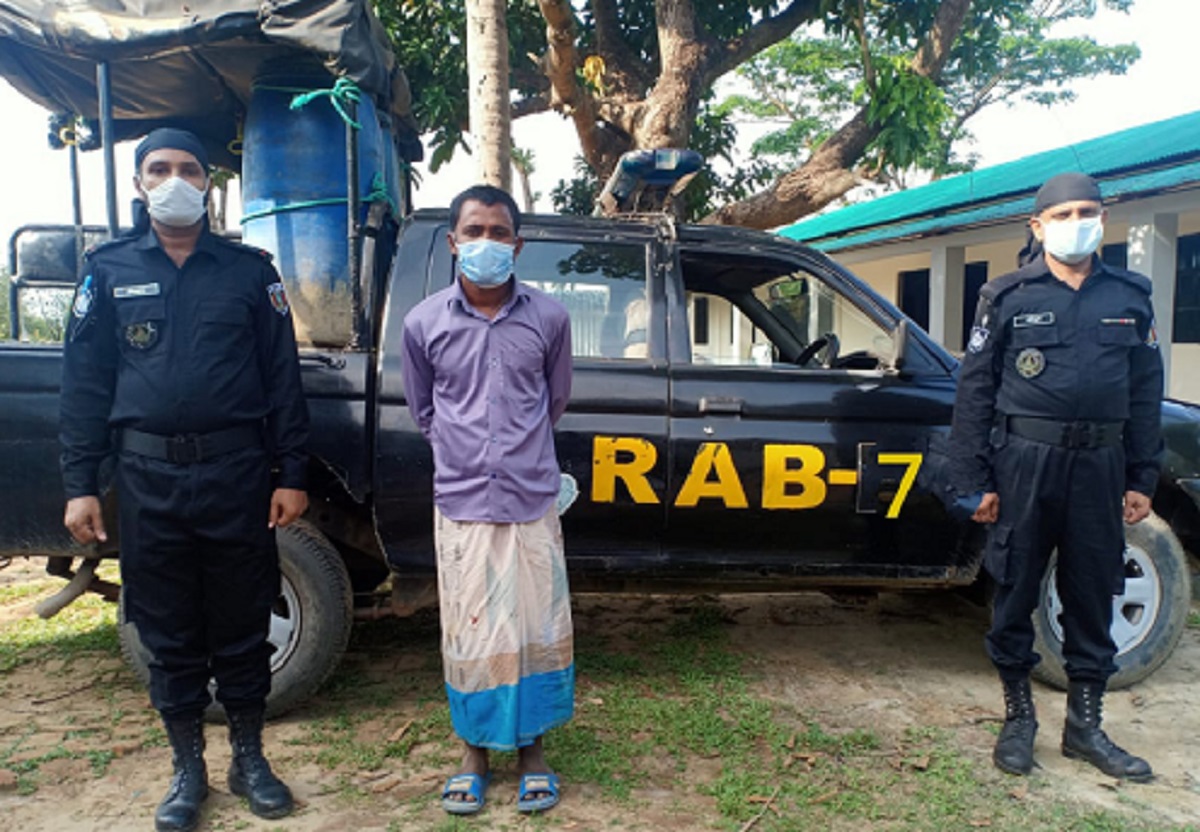 টেকনাফে র‌্যাবের অভিযান ১ লাখ ইয়াবাসহ মাদক ব্যবসায়ী আটক