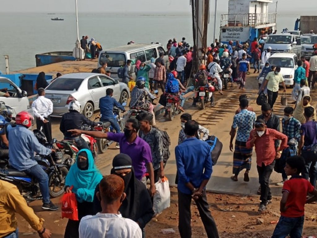 দৌলতদিয়া ঘাটে ঢাকামুখী যাত্রীদের চাপ বেড়েছে