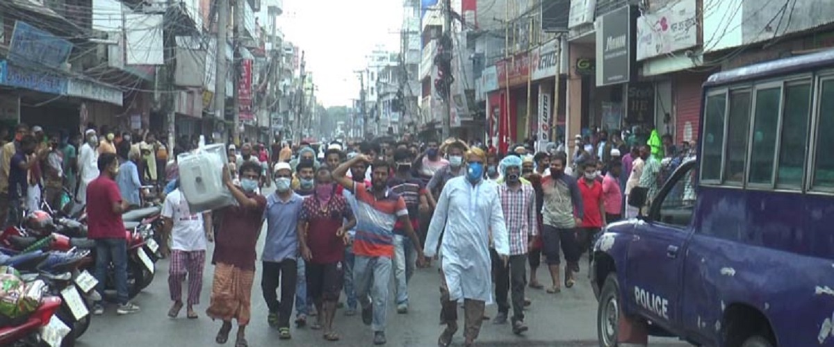 বকেয়া বেতনের দাবিতে সিরাজগঞ্জে দোকান কর্মচারীদের বিক্ষোভ