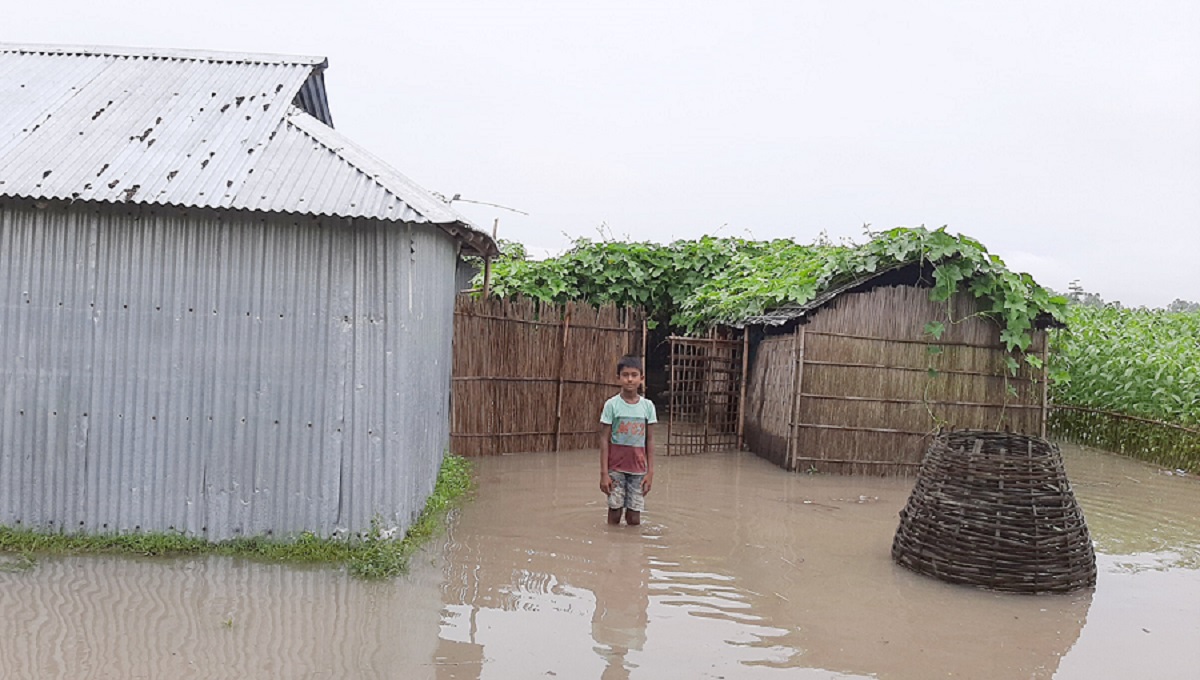 কুড়িগ্রামে নদীর পানি বিপৎসীমার উপর দিয়ে প্রবাহিত