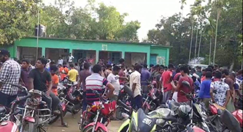 সিরাজগঞ্জের বেলকুচিতে আওয়ামীলীগের দুই গ্রুপে সংঘর্ষে ১০ জন আহত