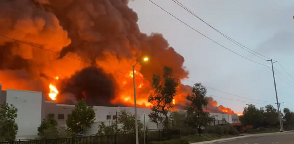 অগ্নিকাণ্ডে ধসে পড়লো 'অ্যামাজন'র ছাদ