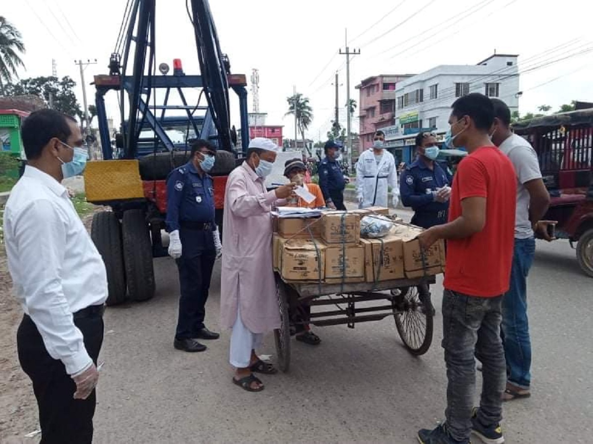 নাটোরে মাস্ক ব্যবহার না করায় ৫১ জনকে জরিমানা