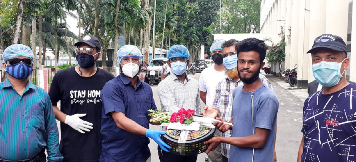 সততার পুরষ্কার হিসেবে সজিব পেলেন অটোরিকশা