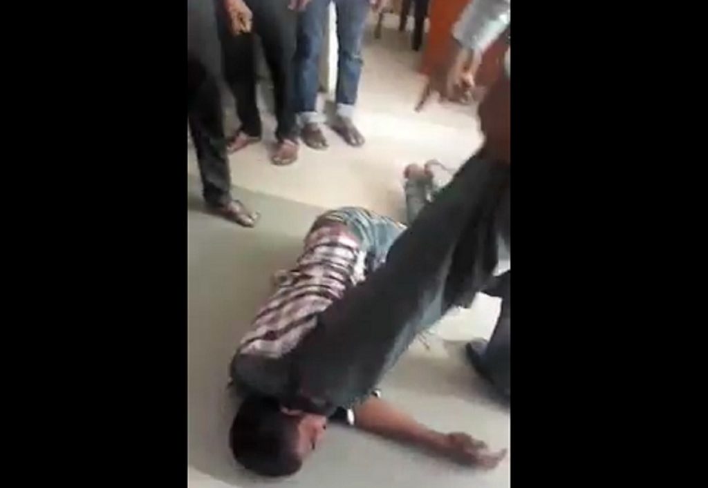 তেল চুরির অভিযোগে পা দিয়ে গলা চেপে ধরে কিশোরকে নির্যাতন