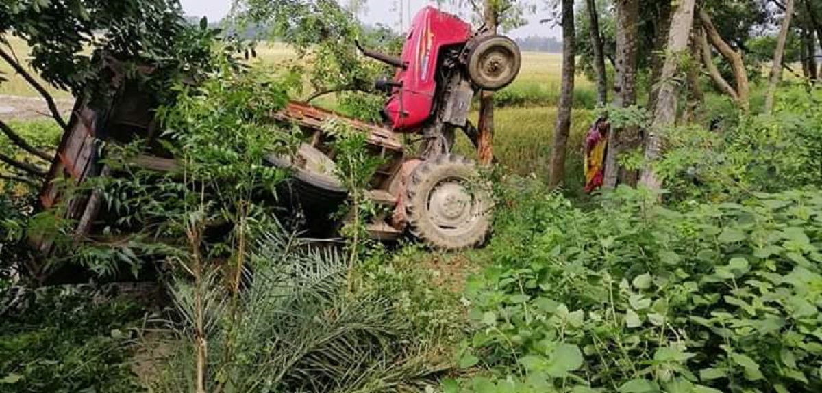 নওগাঁয় ট্রাক্টর উল্টে চালকের মৃত্যু