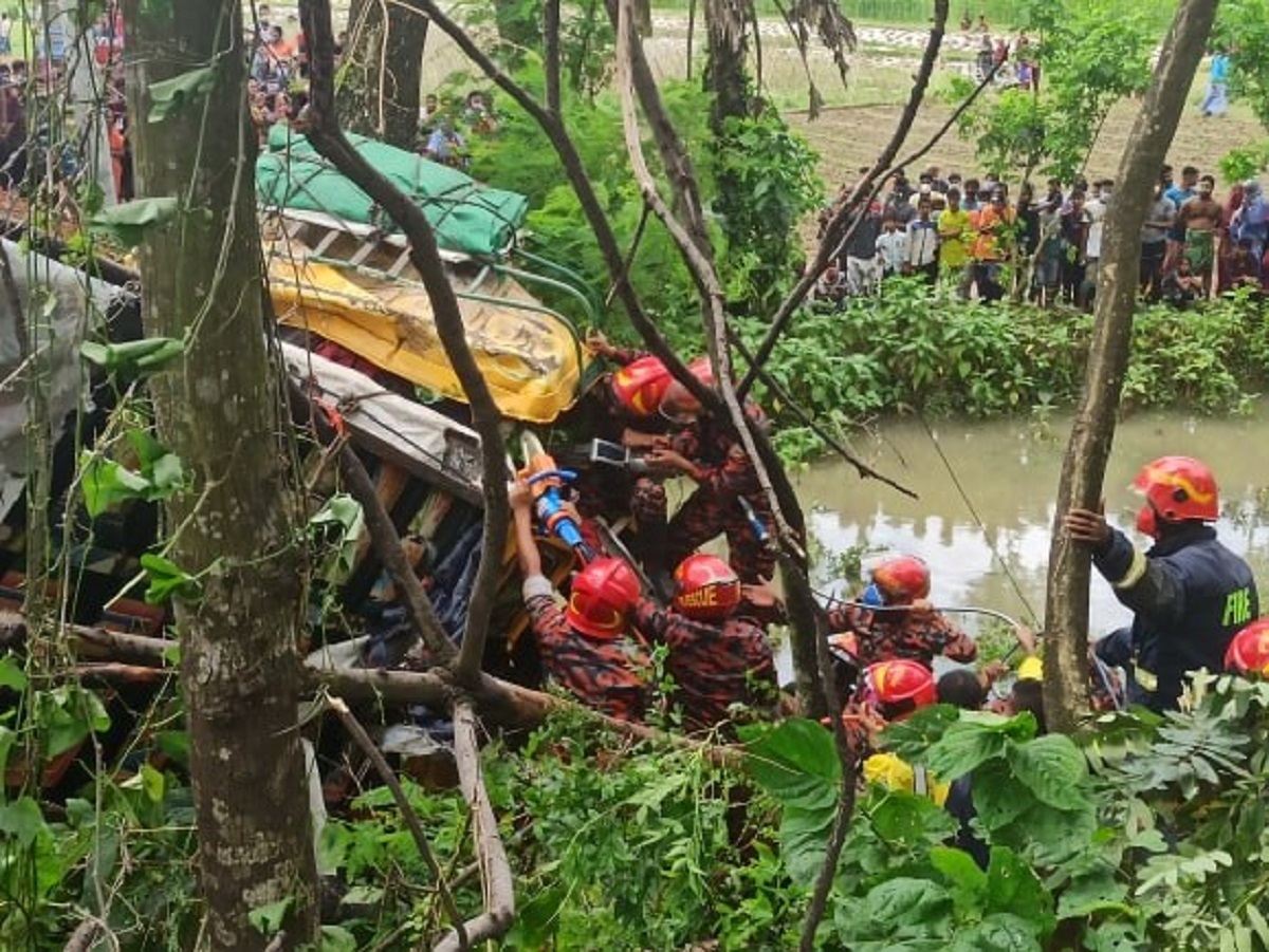 রাজবাড়ীতে সড়ক দুর্ঘটনায় নারী-শিশুসহ নিহত ৪