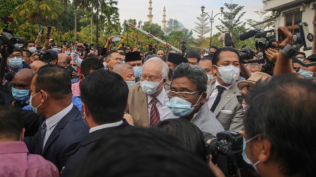 মালয়েশিয়ার সাবেক প্রধানমন্ত্রী নাজিব রাজাক দোষী সাব্যস্ত