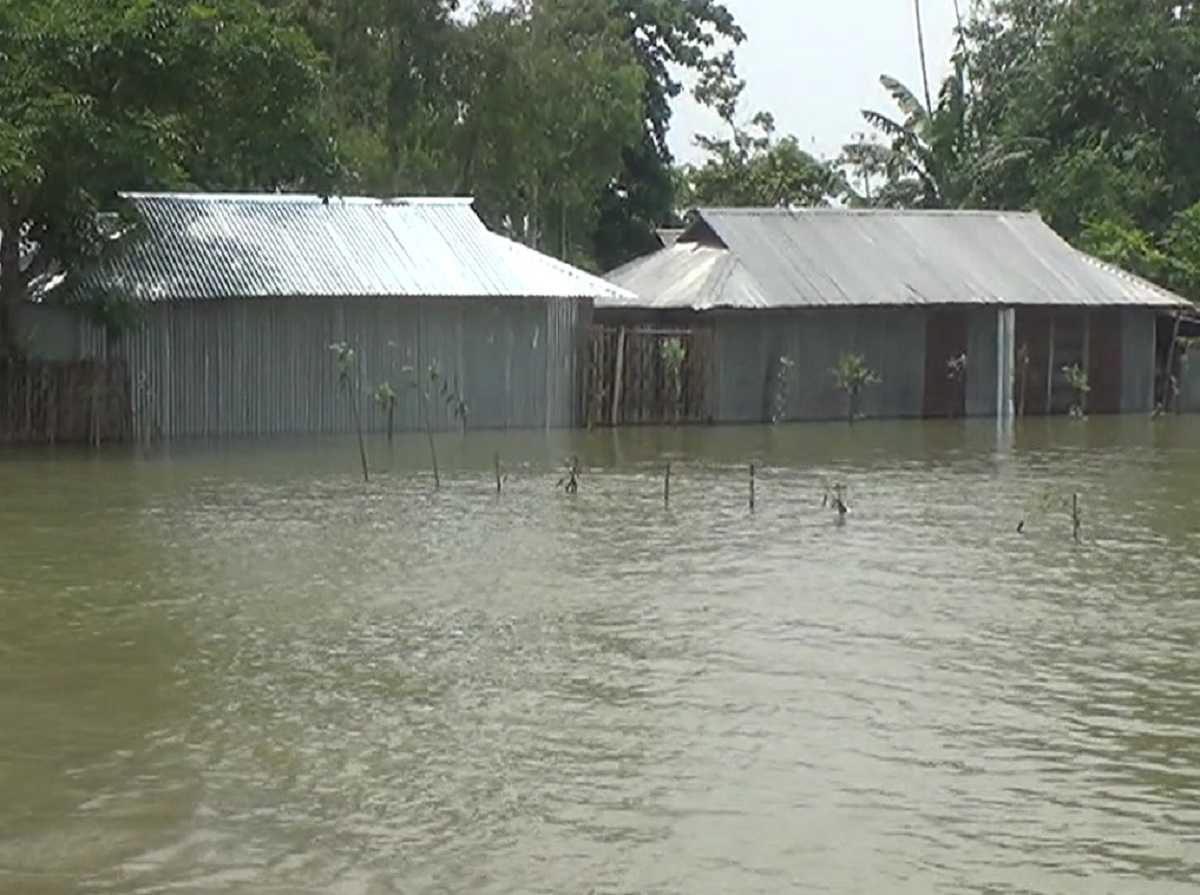 চরম দুর্ভোগে কুড়িগ্রামের বানভাসী মানুষ