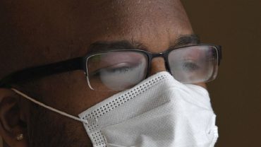 করোনাভাইরাসের সংক্রমণ এড়াতে আমাদের মাস্ক ব্যবহার করা উচিত। এছাড়া স্বাস্থ্য বিশেষজ্ঞদের মূল পরামর্শও এটি। ফেস মাস্ক, হাতে গ্লাভস পরা এই মুহূর্তে নিরাপদ থাকার চাবিকাঠি। ফলে নিরাপদ থাকতে আমাদের বাসার বাইরে সব জায়গাতেই মাস্ক পরা উচিত।