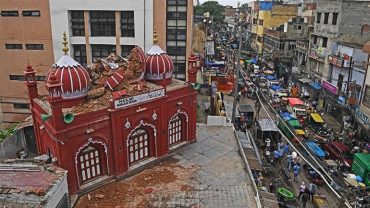 বৃষ্টিতে ধসে পড়েছে দিল্লির ২০০ বছরের পুরনো মসজিদের গম্বুজ