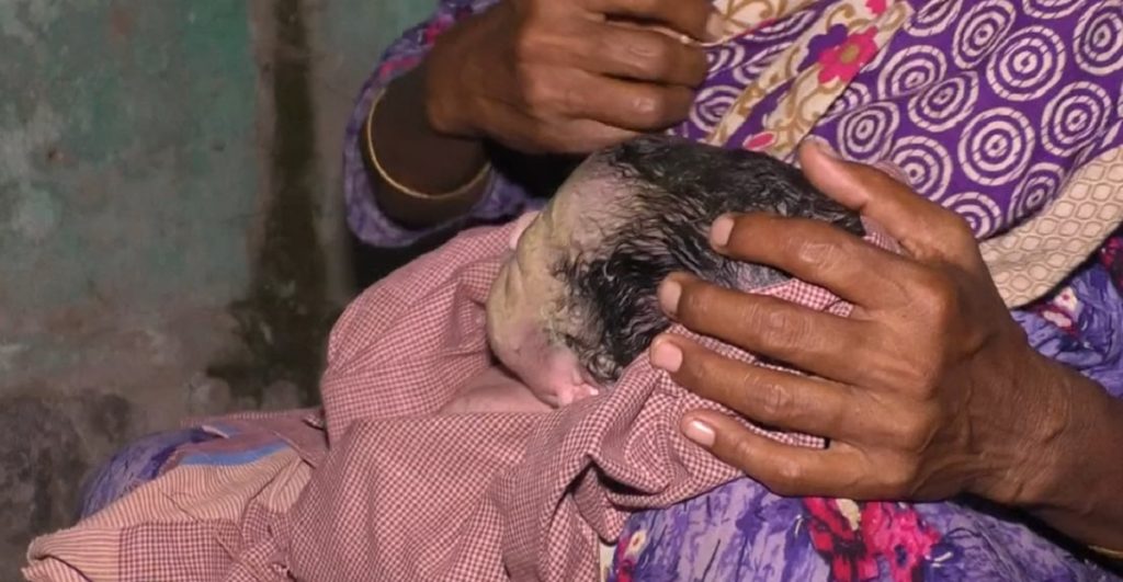 হাসপাতালে ঠাঁই না পাওয়ায় পরিত্যক্ত ঘরে সন্তান প্রসব