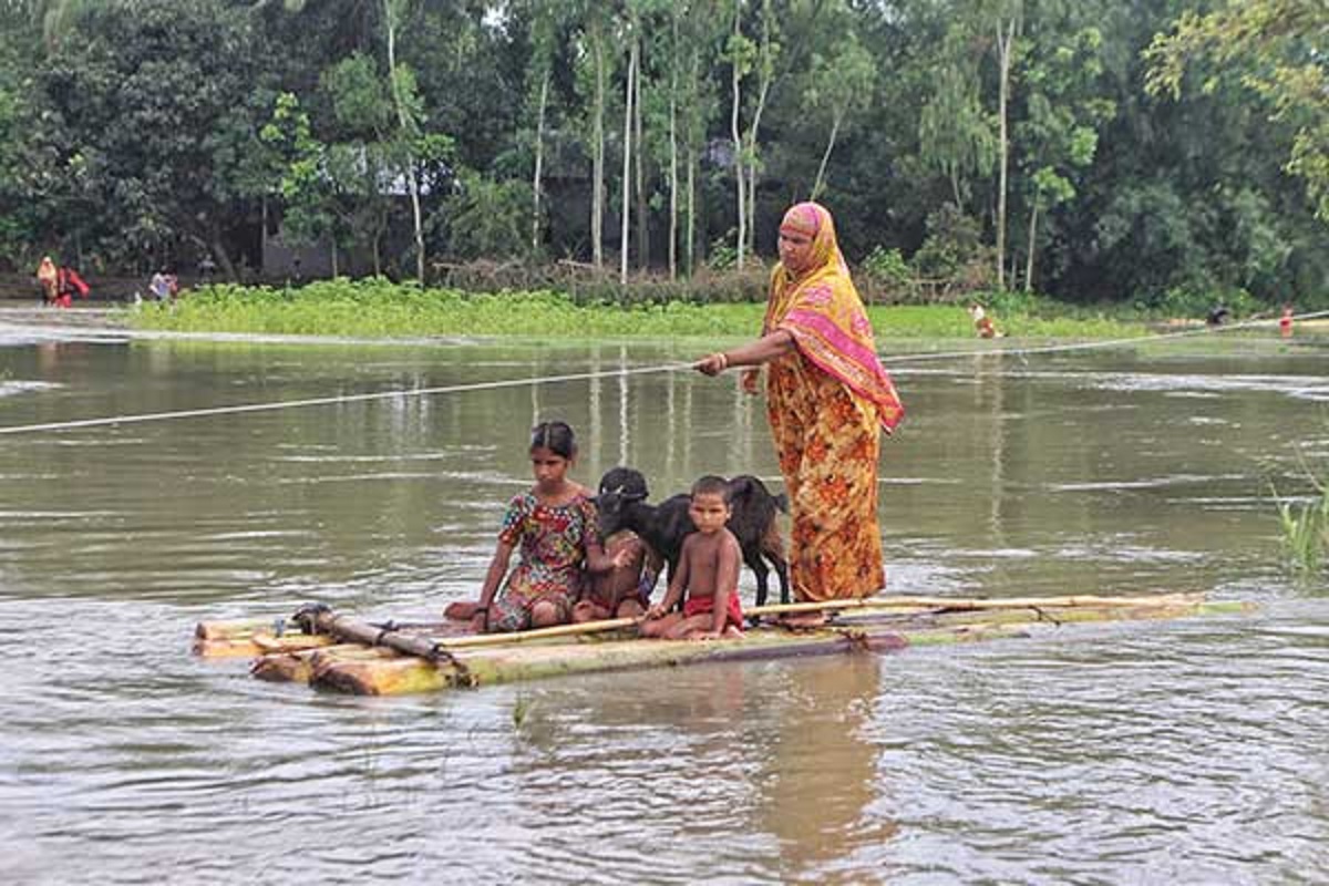 বন্যায় জলবন্দি মানুষের দুর্ভোগ কমেনি