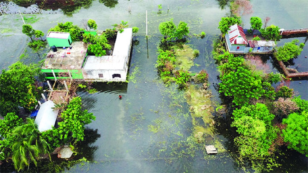 বন্যা দীর্ঘস্থায়ী হওয়ায় দুর্ভোগে মধ্যাঞ্চলের বানভাসিরা