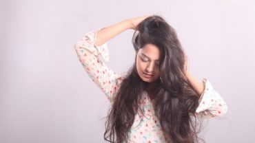 তৈলাক্ত চুলের যত্নে করণীয়