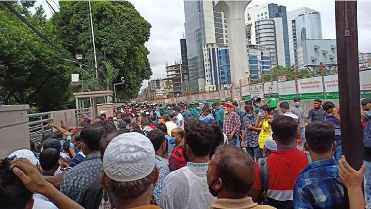 আজও টিকিটের জন্য সৌদি প্রবাসীরা ভিড় করেছেন কারওয়ান বাজারে