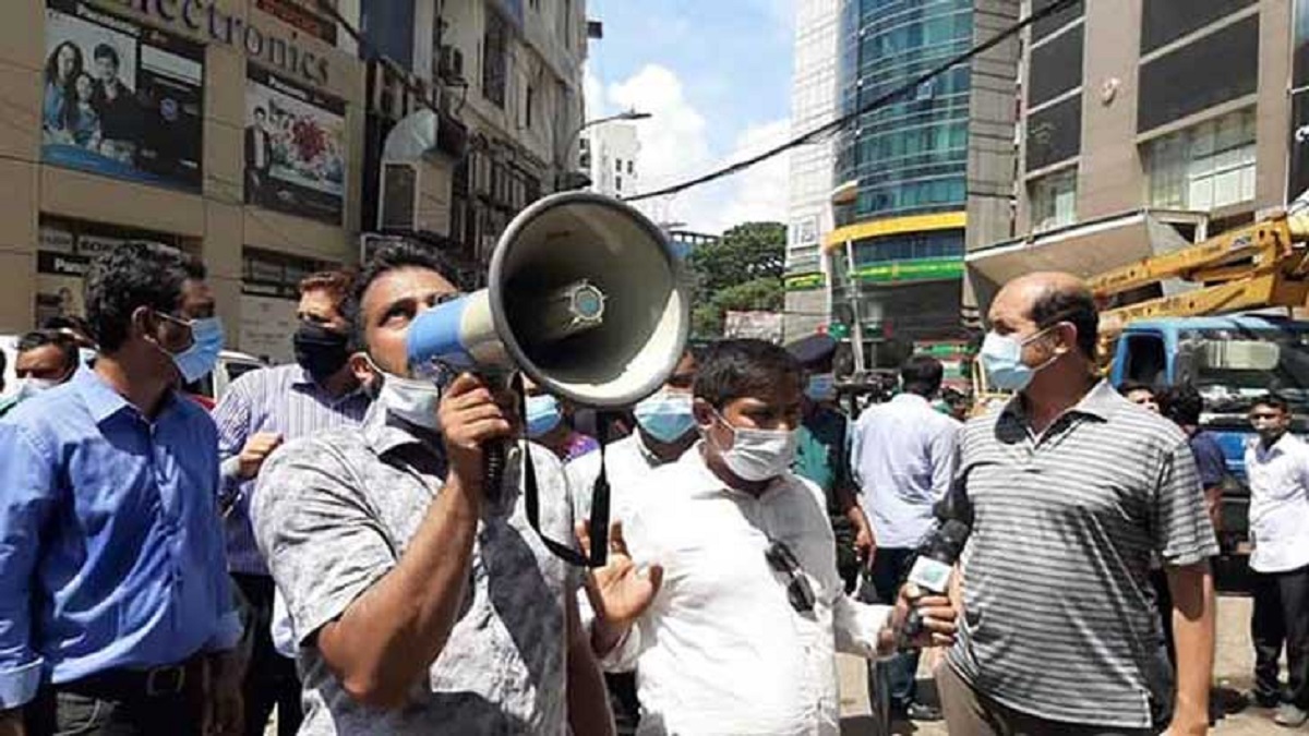 অবৈধ বিলবোর্ড-সাইনবোর্ড সরাতে মেয়র আতিকের অভিযান শুরু