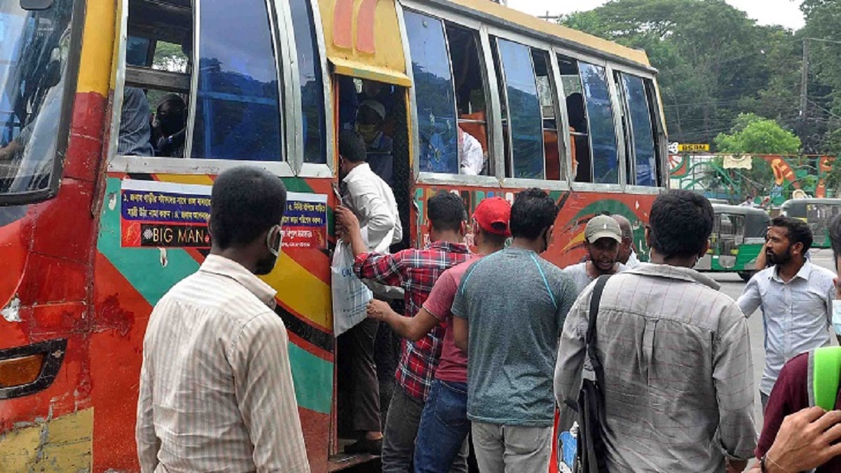 গণপরিবহনে মানা হচ্ছে না স্বাস্থ্যবিধি