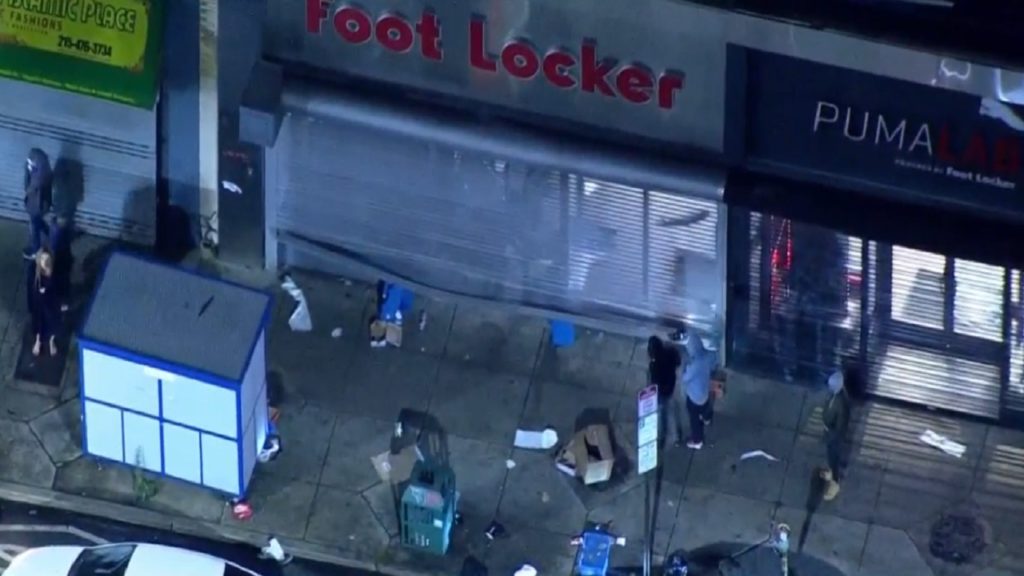 পুলিশের গুলিতে কৃষ্ণাঙ্গ নিহতের ঘটনায় উত্তাল ফিলাডেলফিয়া, আহত ৩০ নিরাপত্তা কর্মকর্তা