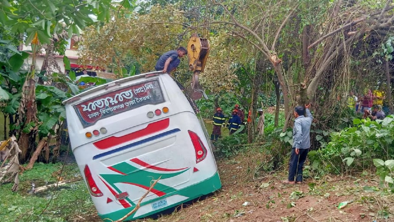 নরসিংদীতে বাস খাদে এক পথচারী নিহত