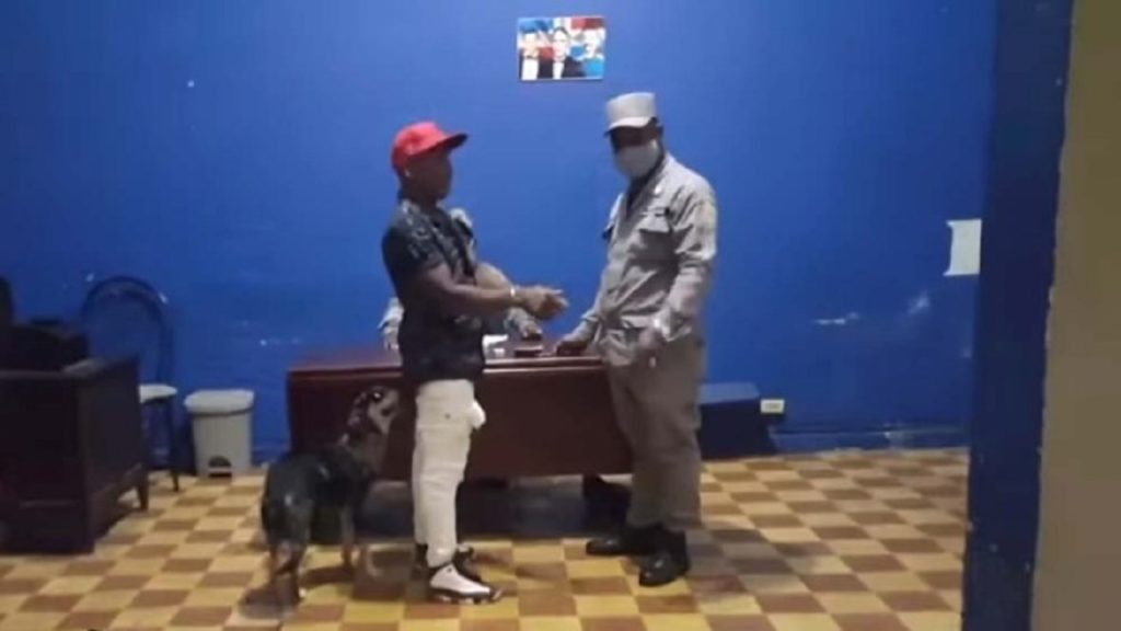 পুলিশের হাত থেকে পালককে ‘ছাড়িয়ে’ নিয়ে গেল পোষ্য