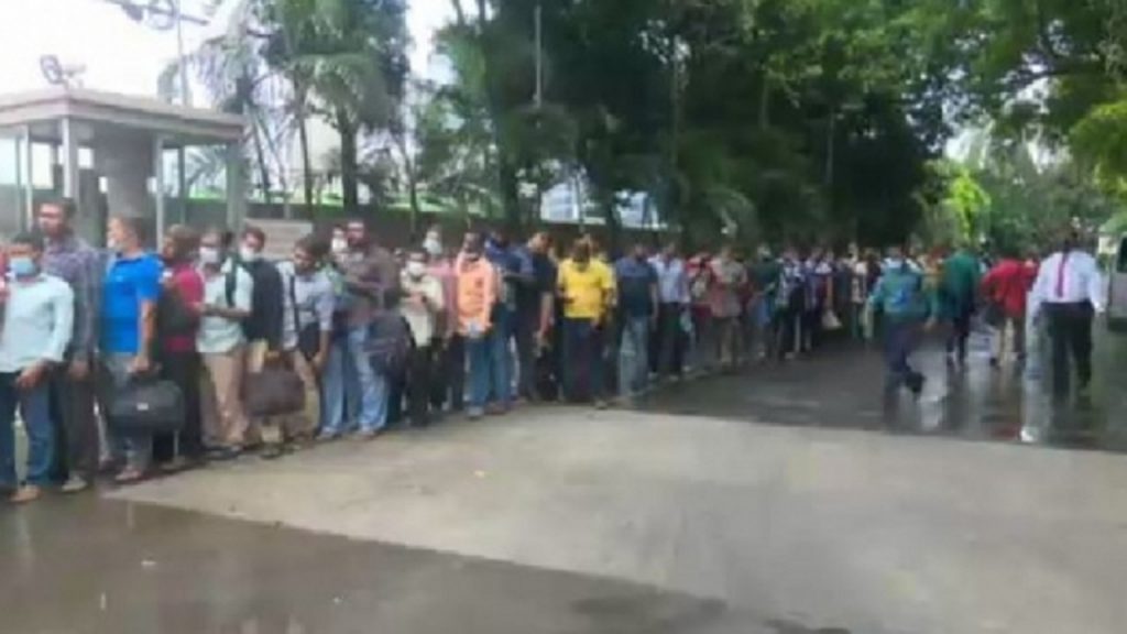 আজও সৌদি এয়ারলাইন্সের সামনে ভিড় প্রবাসীদের