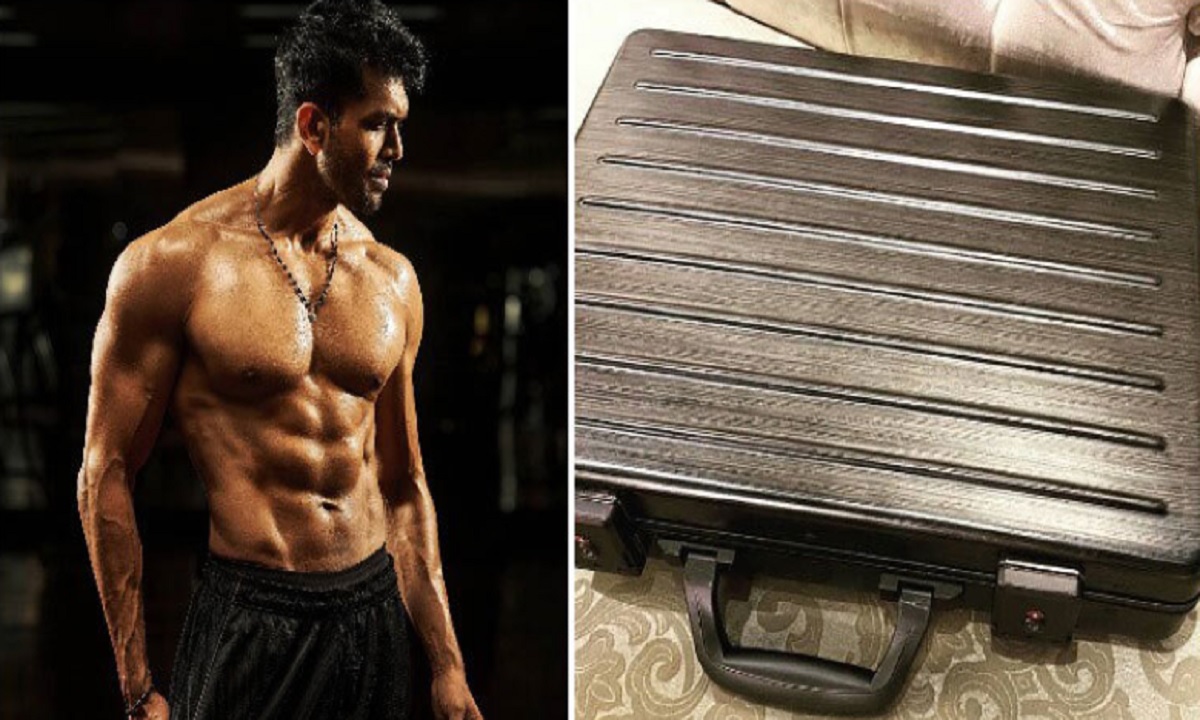 আরিফিন শুভ’র বাসায় এলো অদ্ভুত ব্রিফকেস, রহস্যের সৃষ্টি!