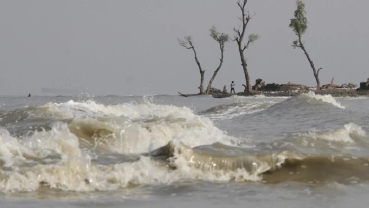 সাগরে লঘুচাপ, ৪ সমুদ্রবন্দরে সতর্কতা