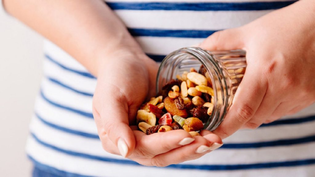 স্বাস্থ্যকর অফিস স্ন্যাকস: শক্তি জুগিয়ে কর্মঠ রাখবে