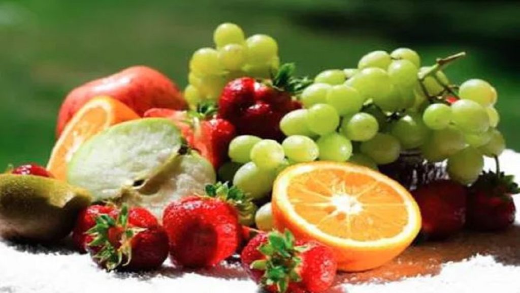 শীতে সুস্থ থাকতে যে ফলগুলো খাওয়া উচিত