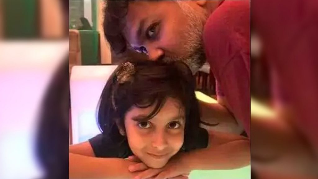 বড়দিনে আয়রাকে 'কাকাবাবুর প্রত্যাবর্তন' উপহার দিচ্ছেন সৃজিত