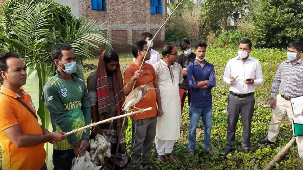 চলনবিলে দুই পাখি শিকারিকে জরিমানা