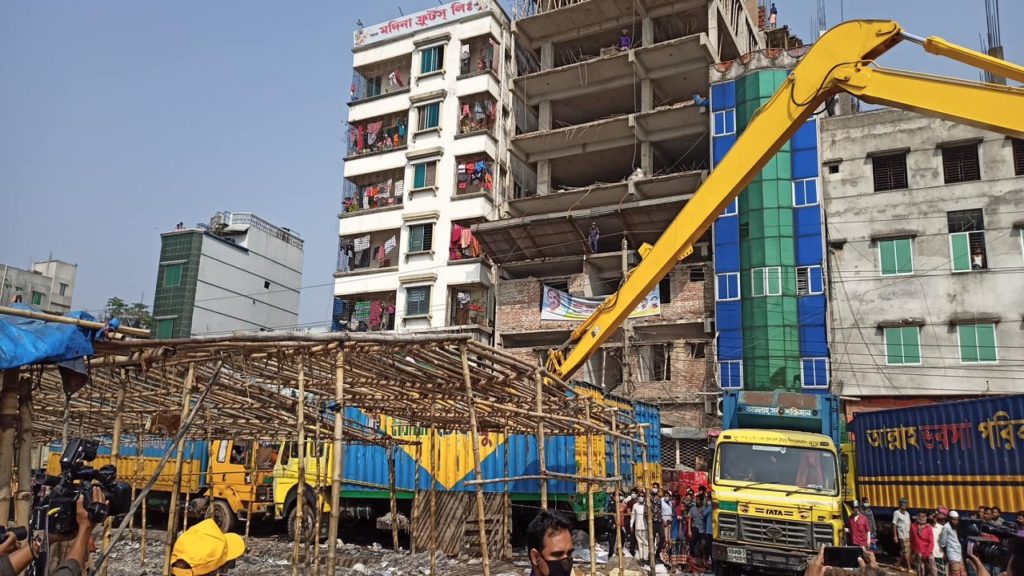 রাজধানীর সদরঘাট এলাকায় অবৈধ স্থাপনা উচ্ছেদ