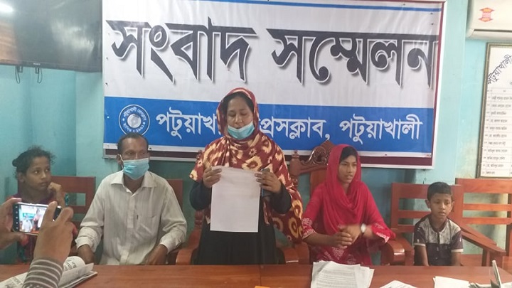 পটুয়াখালীতে পুলিশের যোগসাজসে বসতঘর থেকে উচ্ছেদের অভিযোগ