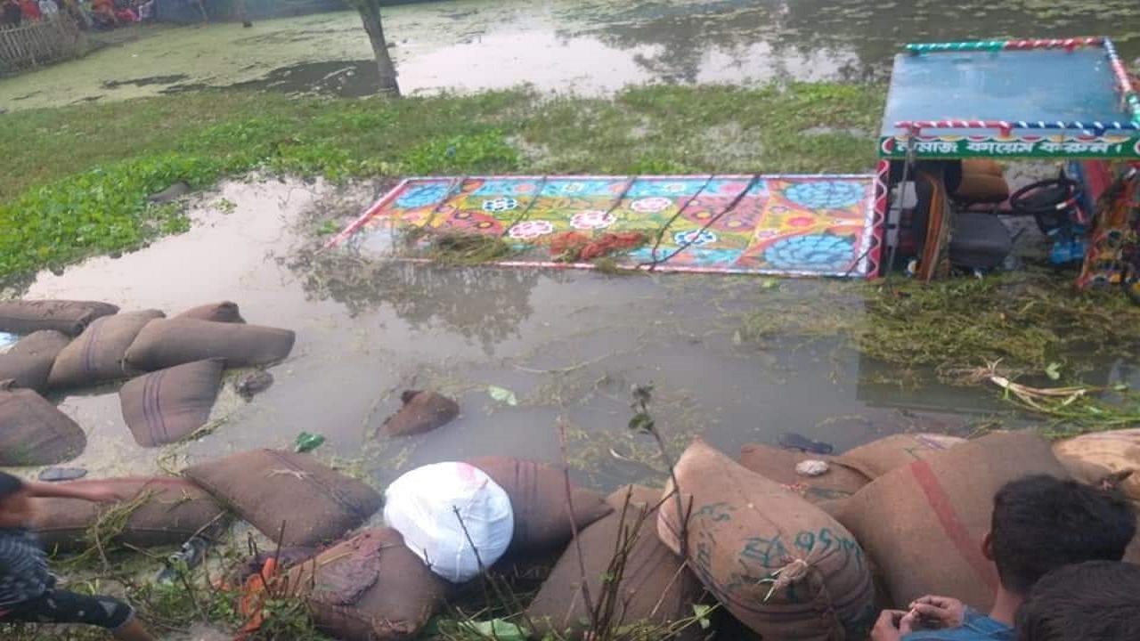 চাঁপাইনবাবগঞ্জে ধানের ট্রলি উল্টে ৭ জন নিহত, আহত ৫