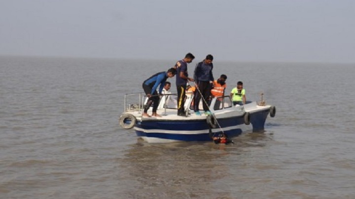 হাতিয়ায় ট্রলার ডুবির ঘটনায় নিখোঁজ ৮, মৃতদেহ উদ্ধার ৭