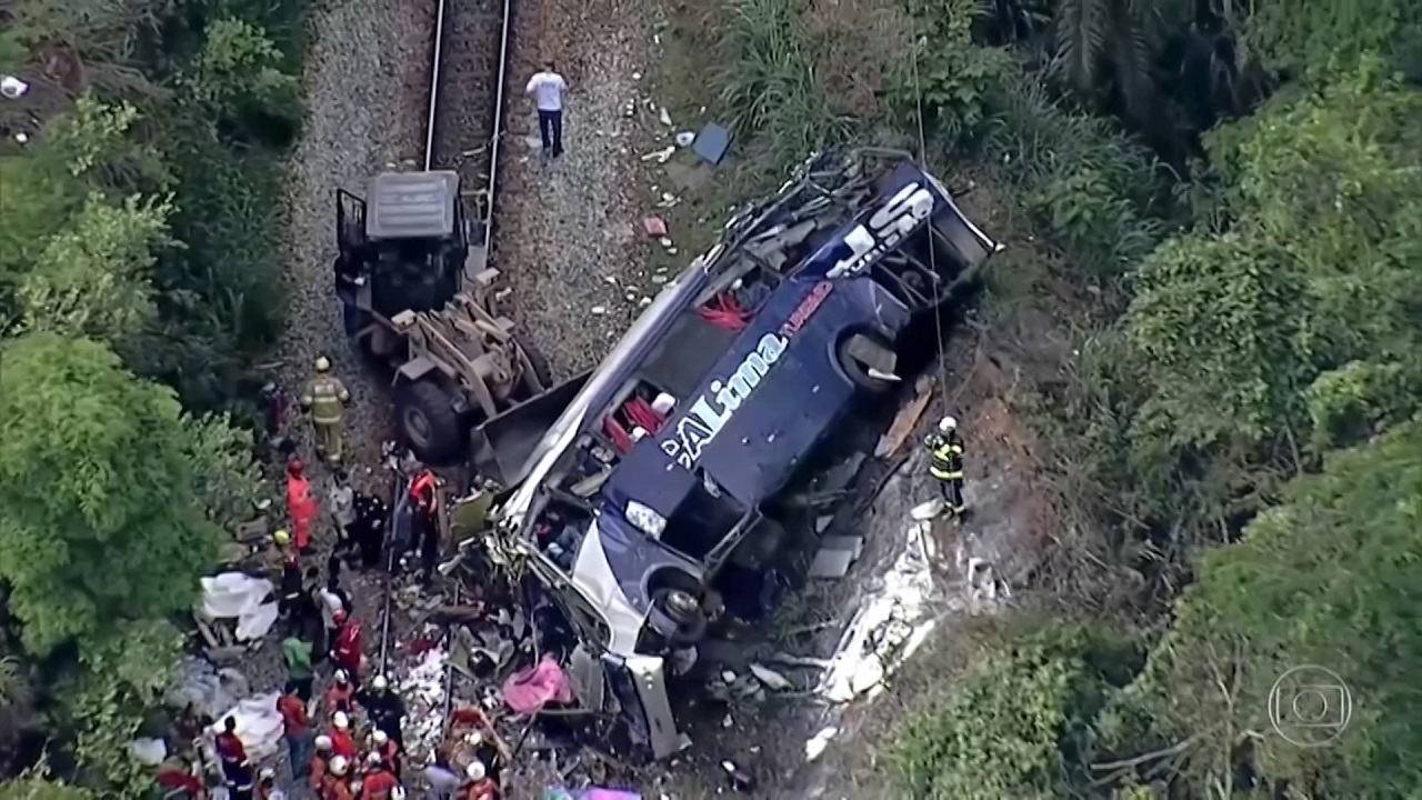 ব্রাজিলে ব্রিজ থেকে বাস পড়ে রেললাইনে, নিহত ১৪