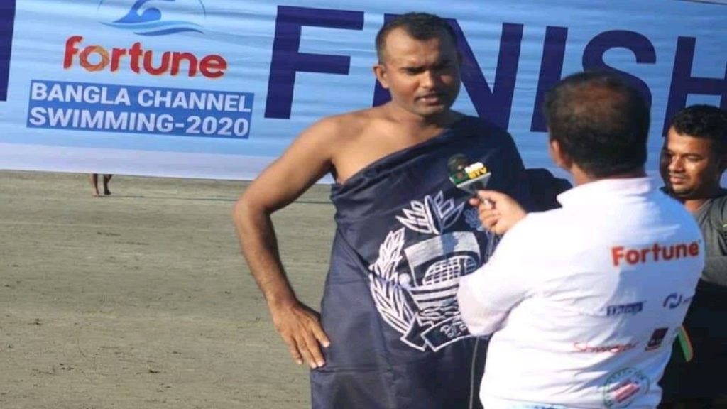 সাঁতরে বাংলা চ্যানেল পাড়ি দিলেন সার্জেন্ট রাশেদুল ইসলাম