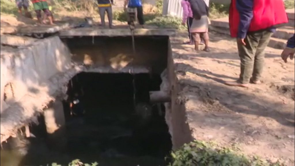 দ্বিতীয় দিনের মতো পরিস্কার কার্যক্রম চালাচ্ছে দক্ষিণ সিটি করপোরেশন