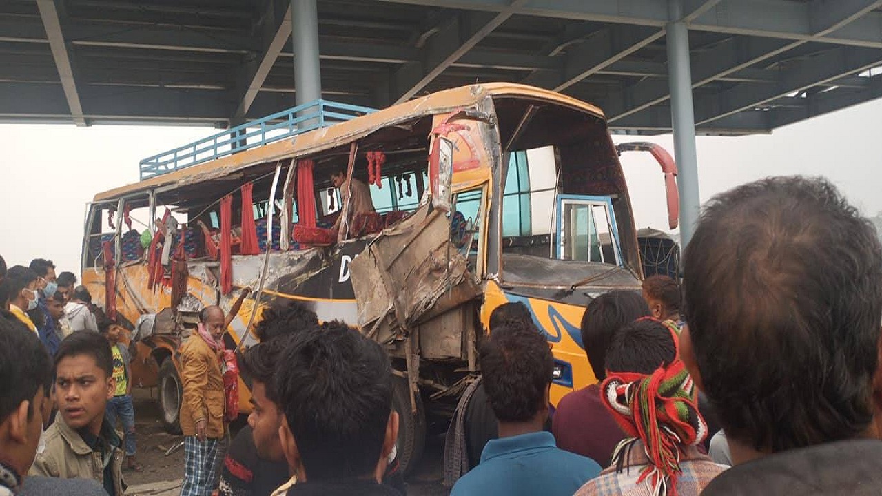 ফরিদপুরে বাস উল্টে নিহত ৩, আহত অন্তত ১৫